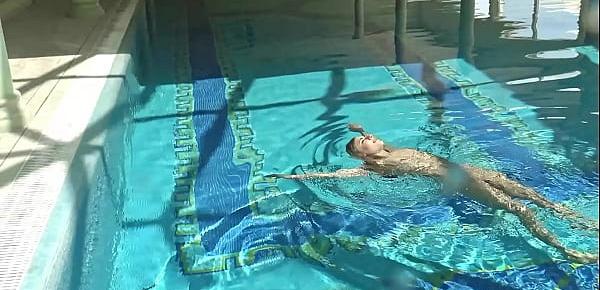  Hot US blondie Lindsey Cruz swims naked in the pool